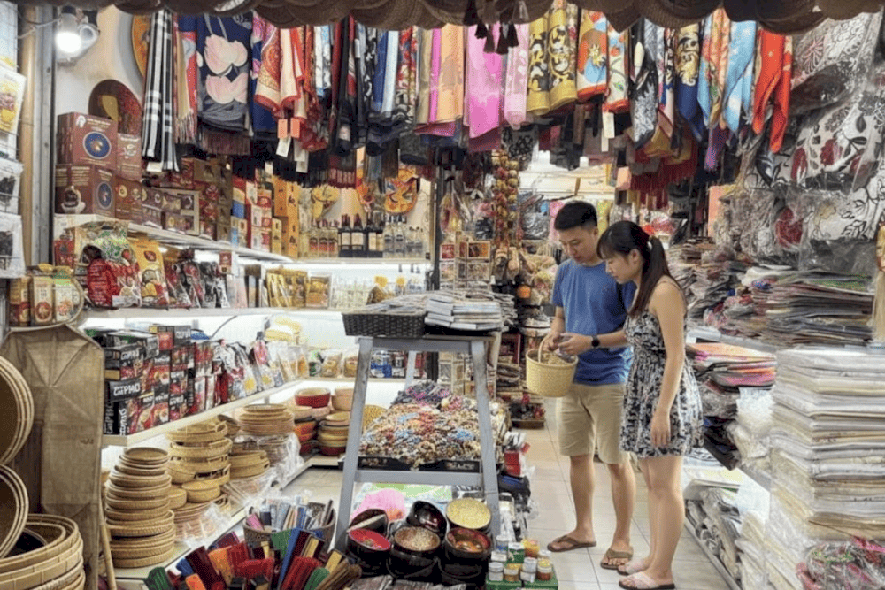 Nhiều m&oacute;n qu&agrave; lưu niệm du kh&aacute;ch c&oacute; thể mua tại L&agrave;ng Sen.